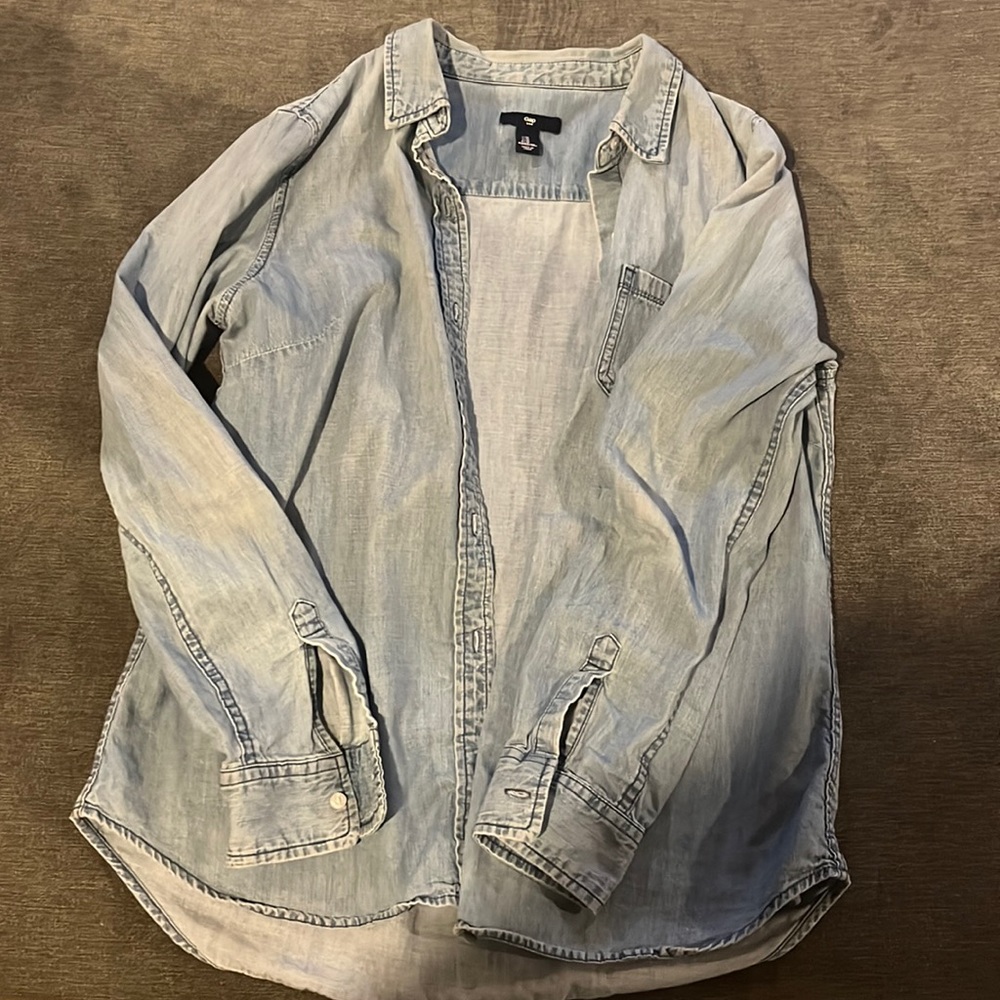 Gap chambray denim button down shirt, women’s medium